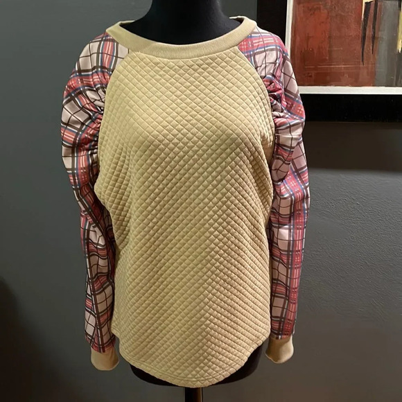 Noracora tan quilted plaid ruched front raglan sleeve crewneck top. NWT. Medium - Picture 2 of 5